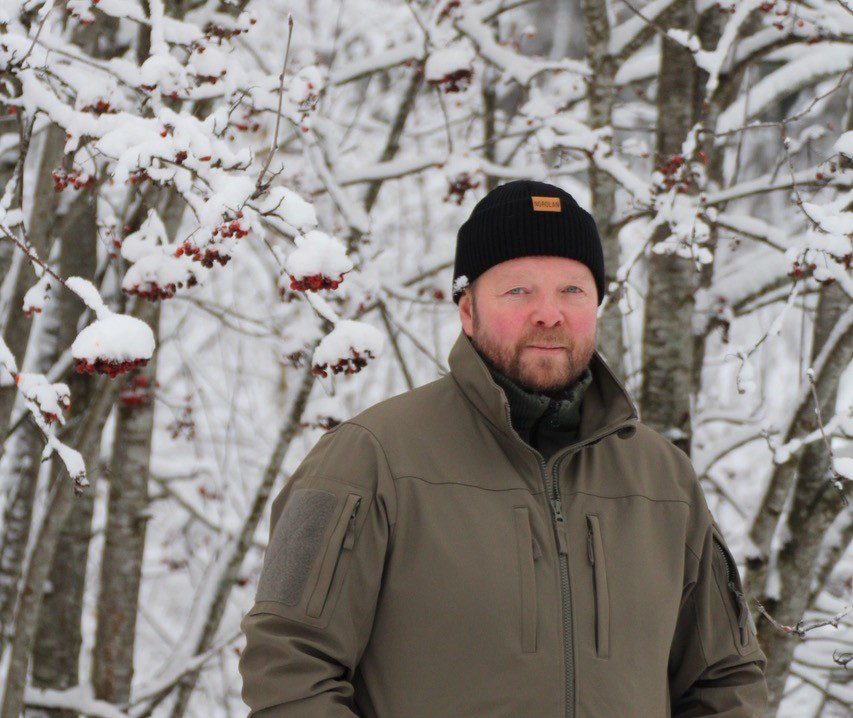 Christian Rönnbacka työstää parhaillaan kolmattatoista Antti Hautalehto -dekkaria. Kuva: Heli Rönnbacka.