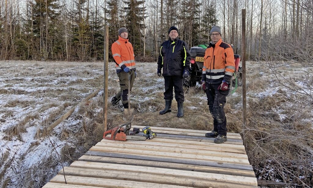 iltoja rakentamassa Hanhivuoren reitillä (vas.) Hannu Tuomela, Markku Jokisalo ja Hannu Similä.