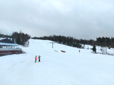 Lauantaina 25. tammikuuta oli märkä ja sohjoinen keli, mutta Lakiksen rinteessä ja pulkkamäessä näkyi silti muutamia punaposkisia laskijoita. Kuva: Johanna Korkea-aho.