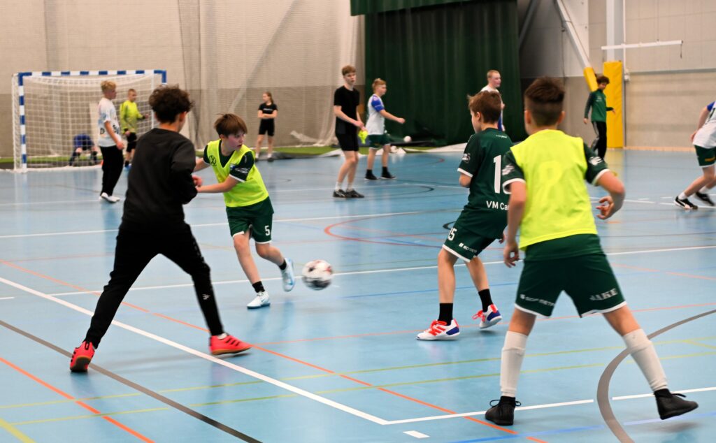 LaVen P13–P15-ikäisten futsal-harjoituksissa riittää vauhtia.