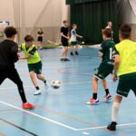 LaVen P13–P15-ikäisten futsal-harjoituksissa riittää vauhtia.