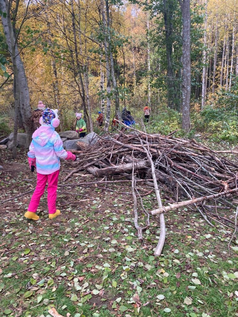 Aapiskujan koululla retkeillään paljon. Kuva syksyllä tehdyltä metsäretkeltä. Kuva: Riikka Jaatinen.