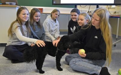 7A-luokan oppilaat Moona, Amanda, Peppi, Milla, Valentina ja Linnea viihtyvät Tuplan seurassa. –Tupla tuo iloa ja on mukavampi opiskella, kertoo Linnea.