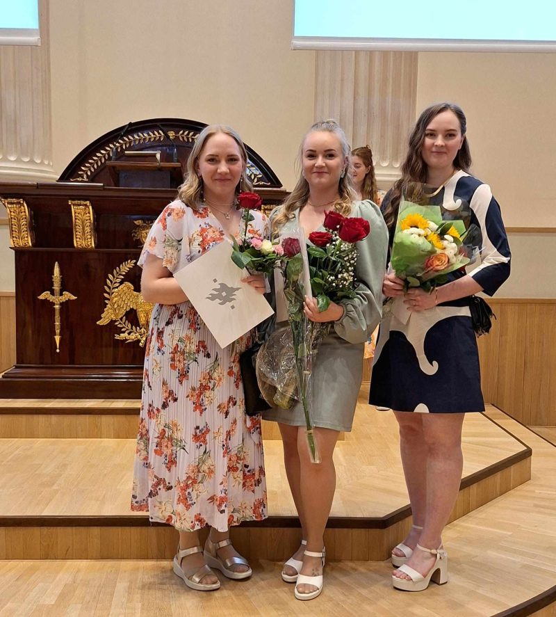 Tiina Koivukoski (vas.), Janina Männikkö ja Jenni Lassila valmistuivat eläinlääkäreiksi kuuden vuoden koulutuksen jälkeen.
